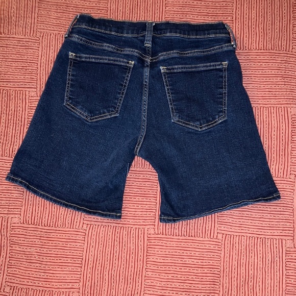 GAP Mid Rise Denim Shorts - Deep Blue women’s waist 26” rise 8.25” inseam 7” - Picture 4 of 12